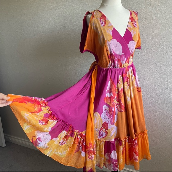 Diane Von Furstenberg Dresses & Skirts - Diane Von Furstenburg Rewa Short Floral Silk Wrap dress